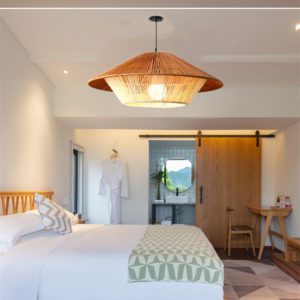 Lampe plafond en rotin tisser